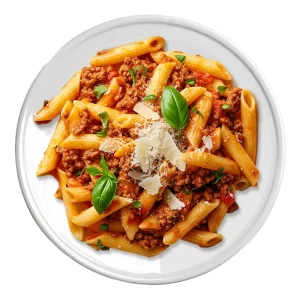 L'image montre une assiette de penne à la bolognaise, garnie de feuilles de basilic frais et de copeaux de parmesan. Les pâtes sont mélangées à une sauce tomate riche en viande hachée, créant un plat appétissant et coloré.