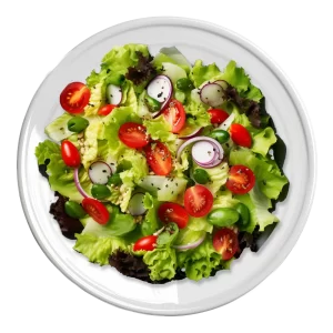 L'image montre une salade colorée composée de feuilles de laitue, de tomates cerises coupées en deux, de rondelles d'oignon rouge, de tranches de concombre, et d'autres légumes verts, le tout présenté sur une assiette blanche.