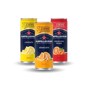 L'image montre trois canettes de boissons pétillantes Sanpellegrino : Limonata, Aranciata, et Aranciata Rossa. Elles sont alignées côte à côte avec des illustrations de fruits correspondant à chaque saveur.