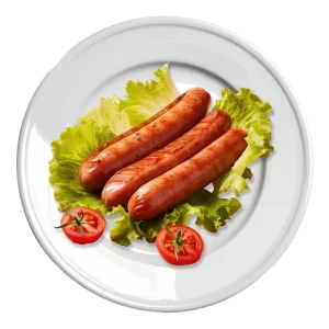 L'image montre trois saucisses grillées disposées sur des feuilles de laitue, avec deux tranches de tomate cerise, le tout présenté sur une assiette blanche.