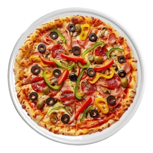 L'image montre une pizza richement garnie avec des tranches de pepperoni, des lamelles de poivrons rouges et verts, des olives noires, des champignons, et des morceaux de jambon.